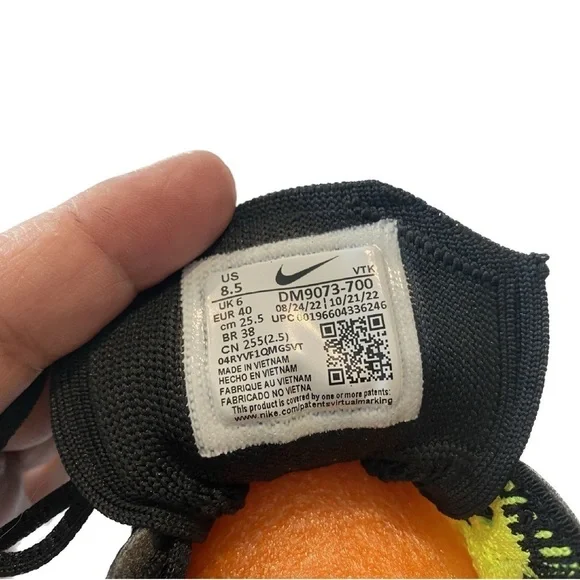 NWOB - Nike FLYKNIT Running / Walking Sneakers in WHITE/VOLT/BLACK size 8.8 - Picture 10 of 11